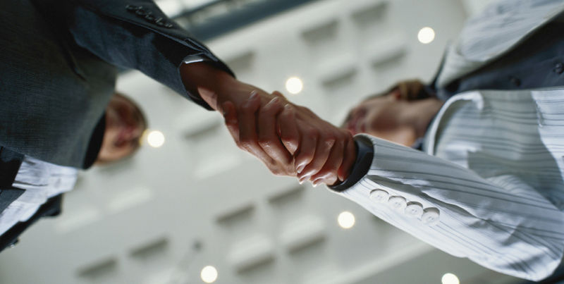 Aperto de mãos representando parceria comercial